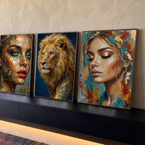 Quadro Decorativo Kit 3 Telas Leão e Mulheres para Sala | quadros decorativos para sala | leão ornamentado dourado entre dois retratos femininos com respingos de tinta dourada | Porao dos Quadros