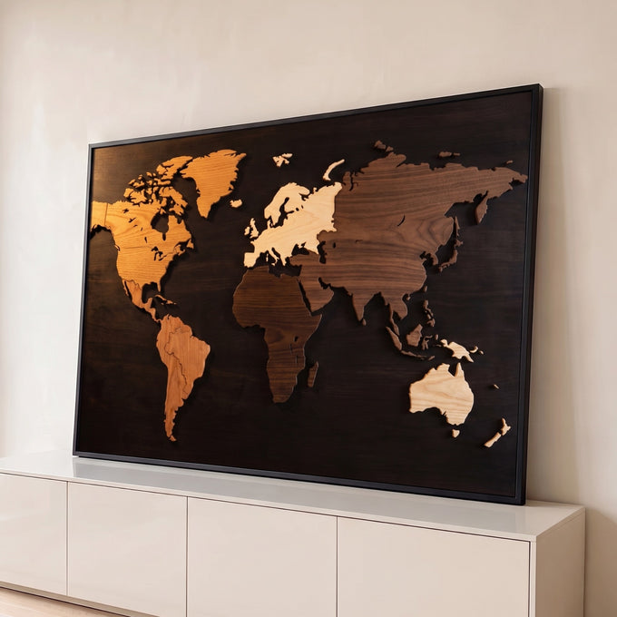Quadro Decorativo Grande Mapa Mundi Sala para Sala Marrom | quadros decorativos para sala | mapa múndi em relevo de madeira com continentes em tons variados sobre fundo escuro | Porao dos Quadros