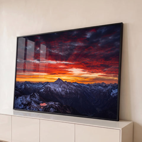 Montanhas nevadas e lago rosado sob céu vermelho e laranja ao pôr do sol, quadro decorativo