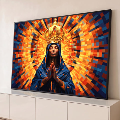 Nossa Senhora Aparecida coroada em oração, manto azul estrelado e mosaico laranja radiante, quadro decorativo