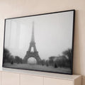 Quadro Decorativo Grande Torre Eiffel Neblina para Sala | quadros decorativos para sala | Torre Eiffel envolta em neblina densa, foto em preto e branco com árvores ao redor | Porao dos Quadros