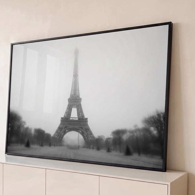 Quadro Decorativo Grande Torre Eiffel Neblina para Sala | quadros decorativos para sala | Torre Eiffel envolta em neblina densa, foto em preto e branco com árvores ao redor | Porao dos Quadros