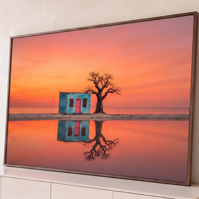 Quadro Decorativo Grande Casa Azul para Sala Laranja | quadros decorativos para sala | casa azul-turquesa com porta rosa e árvore seca refletidas em pôr do sol alaranjado | Porao dos Quadros