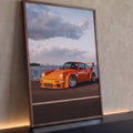 Quadro Decorativo Grande Carro Clássico Laranja à para Sala | quadros decorativos para sala | carro esportivo laranja com aerofólio e rodas cromadas à beira do mar | Porao dos Quadros