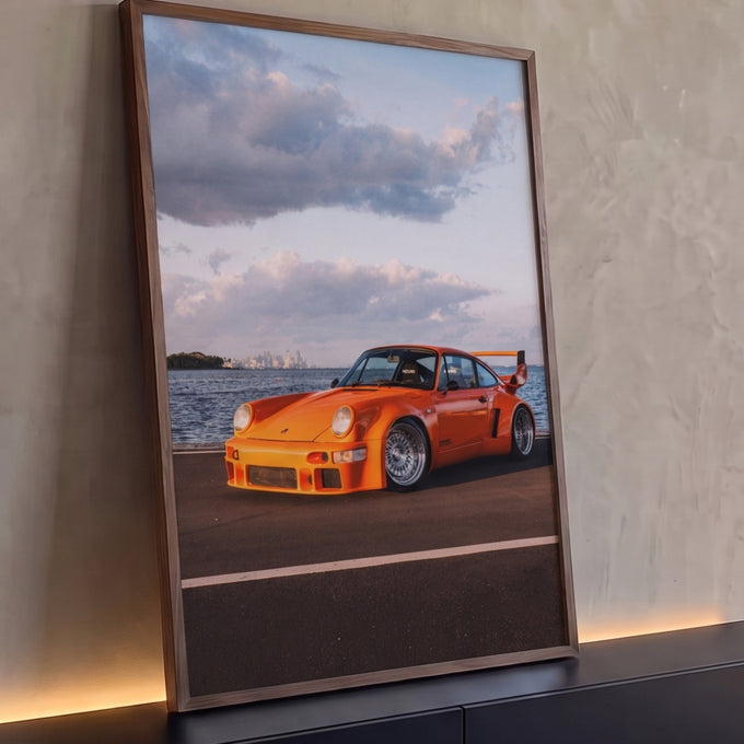 Quadro Decorativo Grande Carro Clássico Laranja à para Sala | quadros decorativos para sala | carro esportivo laranja com aerofólio e rodas cromadas à beira do mar | Porao dos Quadros