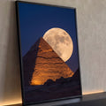 Quadro Decorativo Grande Pirâmide Iluminada para Sala Azul | quadros decorativos para sala | pirâmide de Gizé iluminada em laranja com lua cheia enorme ao fundo em céu azul escuro | Porao dos Quadros