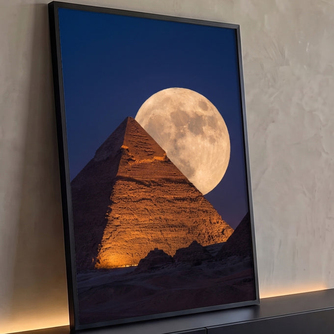 Quadro Decorativo Grande Pirâmide Iluminada para Sala Azul | quadros decorativos para sala | pirâmide de Gizé iluminada em laranja com lua cheia enorme ao fundo em céu azul escuro | Porao dos Quadros