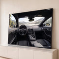 Interior de Jaguar esportivo em couro preto com vista para lago, neblina e montanhas, quadro decorativo