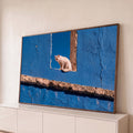 Quadro Decorativo Grande Gato Branco Azul para Sala | quadros decorativos para sala | gato branco sentado numa janela de pedra em parede azul com céu ao fundo | Porao dos Quadros