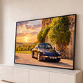 Porsche 911 clássico azul escuro diante de casa de pedra e vinhedos ao pôr do sol dourado, quadro decorativo