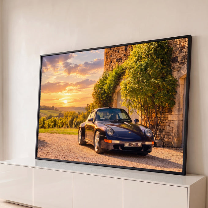 Porsche 911 clássico azul escuro diante de casa de pedra e vinhedos ao pôr do sol dourado, quadro decorativo