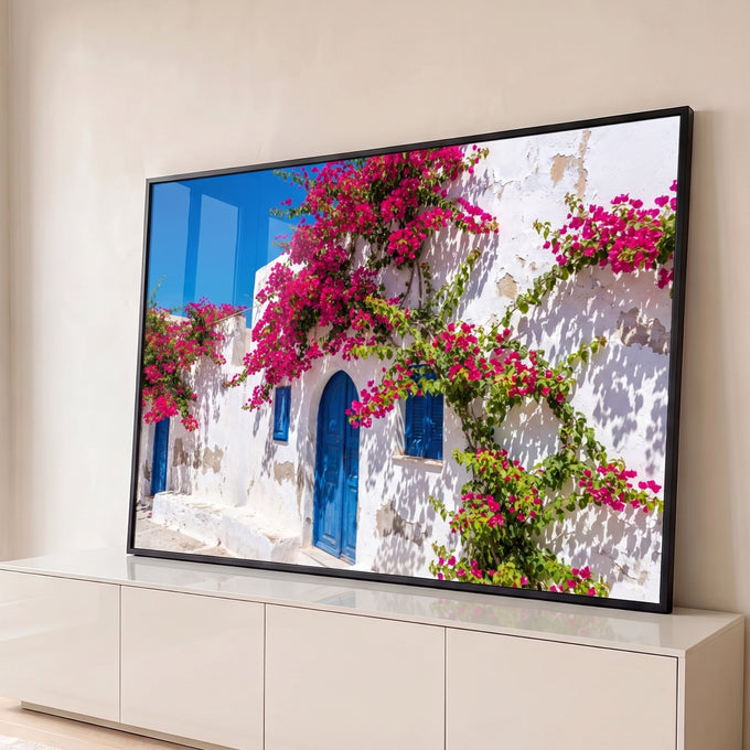 Quadro Decorativo Grande Casa Branca para Sala Branco | quadros decorativos para sala | casa branca mediterrânea com porta azul e flores rosa de buganvília sob céu azul | Porao dos Quadros