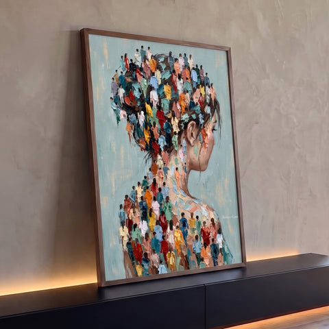 Perfil de mulher com cabelo e ombros feitos de pessoas coloridas, fundo verde-água, quadro decorativo