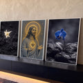 Quadro Decorativo Kit 3 Telas Jesus para Sala | quadros decorativos para sala | Jesus Cristo com auréola dourada entre um lírio branco e uma orquídea azul | Porao dos Quadros