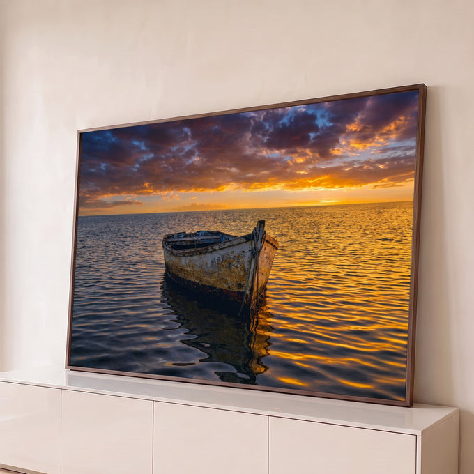 Quadro Decorativo Grande Barco de Pesca Mar para Sala | quadros decorativos para sala | barco de pesca desgastado ancorado em mar calmo sob céu de pôr do sol dramático | Porao dos Quadros