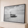 Barco de madeira antigo em terra seca e rachada com placa HOME sob céu nublado, em preto e branco, quadro decorativo