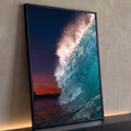 Onda do mar turquesa formando tubo com spray brilhante e céu de pôr do sol laranja, quadro decorativo