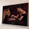 Quadro Decorativo Grande Mulher Jogando Vermelho para Sala | quadros decorativos para sala | mulher elegante jogando xadrez com uma leoa em cenário vermelho luxuoso | Porao dos Quadros
