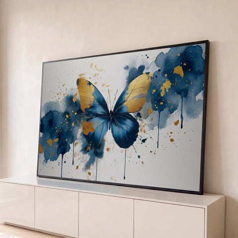 Borboleta azul marinho com asas douradas entre manchas de aquarela e respingos de ouro, quadro decorativo