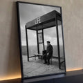 Senhor de boina com maleta sentado em ponto de ônibus escrito LIFE, em preto e branco, quadro decorativo