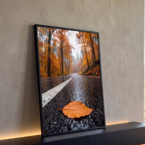 Folha laranja com gotas de chuva em estrada molhada e floresta de outono com névoa, quadro decorativo