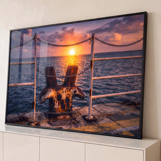 Quadro Decorativo Grande Pôr do Sol Píer para Sala | quadros decorativos para sala | cabeço de amarração enferrujado com pôr do sol e veleiro ao fundo | Porao dos Quadros
