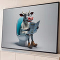 Quadro Decorativo Vaca Engraçada Lendo para Banheiro Branco | quadros decorativos para sala | vaca com óculos e botas lendo revista sentada em vaso sanitário azul e branco | Porao dos Quadros