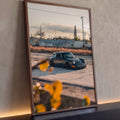 Porsche 911 clássico cinza rebaixado ao pôr do sol com grama seca e folhas amarelas, quadro decorativo