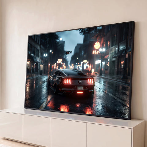 Mustang preto em rua molhada à noite sob chuva, lanternas vermelhas, neon e drone, quadro decorativo