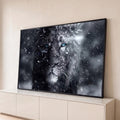 Quadro Decorativo Grande Leão na Neve para Sala Preto | quadros decorativos para sala | leão em preto e branco com olhos azuis sob forte nevasca | Porao dos Quadros