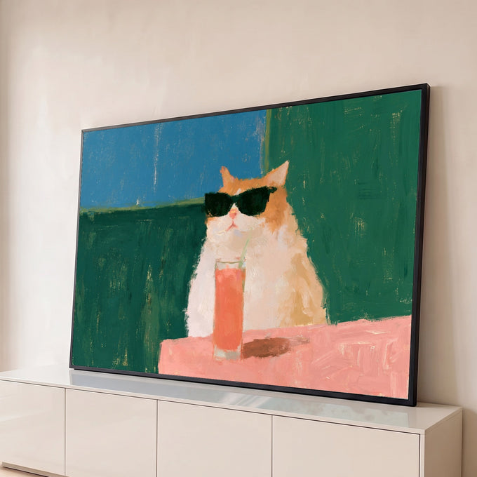 Gato laranja e branco de óculos escuros com drink rosa em mesa rosa e fundo verde, pintura quadro decorativo