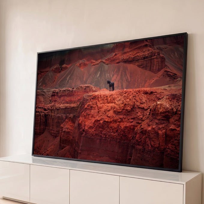 Cavalo negro solitário no topo de penhasco em cânion de rochas vermelhas, quadro decorativo