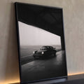 Porsche 911 clássico preto em hangar com avião na neblina, fotografia preto e branco, quadro decorativo