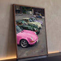 Pintura de Porsches 911 clássicos rosa, verde e lilás estacionados em pátio com tuk-tuk, quadro decorativo