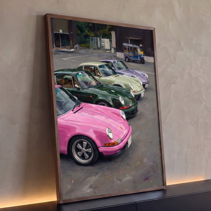 Pintura de Porsches 911 clássicos rosa, verde e lilás estacionados em pátio com tuk-tuk, quadro decorativo