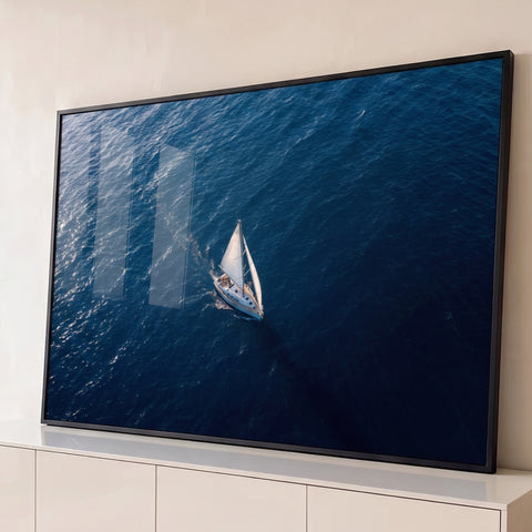 Veleiro branco navegando em mar azul profundo visto de cima, fotografia aérea, quadro decorativo