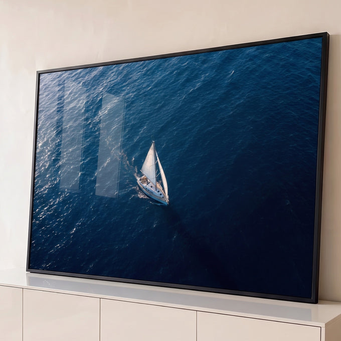 Quadro Decorativo Grande Veleiro Branco Azul para Sala | quadros decorativos para sala | veleiro branco visto de cima navegando em mar azul profundo com rastro de espuma | Porao dos Quadros
