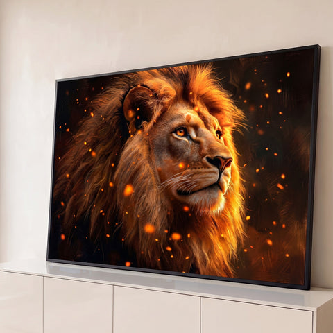 Leão de perfil com juba dourada olhando para cima entre faíscas laranja em fundo escuro, quadro decorativo