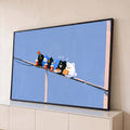 Passarinhos e ursinhos fofos sentados no fio com suco e waffle sobre fundo azul, quadro decorativo