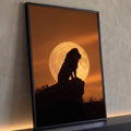 Quadro Decorativo Grande Leão em Silhueta para Sala Laranja | quadros decorativos para sala | leão em silhueta sentado sobre rocha com lua cheia ao fundo em céu laranja | Porao dos Quadros