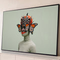 Mulher negra com coroa de borboletas monarca e batom laranja em fundo verde-sálvia, quadro decorativo