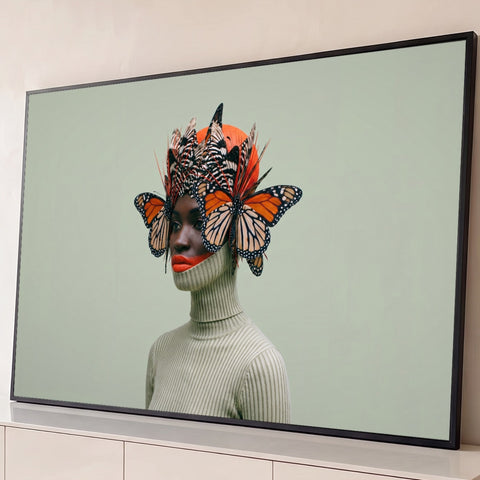 Mulher negra com coroa de borboletas monarca e batom laranja em fundo verde-sálvia, quadro decorativo