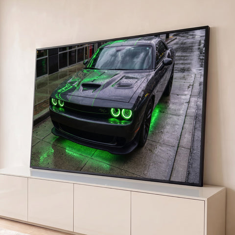 Dodge Challenger cinza com faróis e luzes neon verdes refletindo na calçada molhada, quadro decorativo