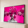 Busto de mulher com rosto coberto de rosas pink, lábios vermelhos e fundo magenta, quadro decorativo