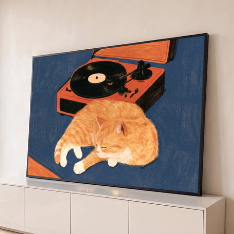 Gato laranja dormindo ao lado de vitrola retrô com disco de vinil sobre fundo azul, quadro decorativo