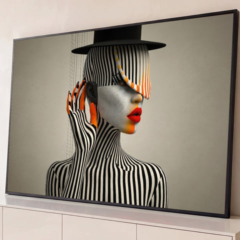 Mulher surreal com listras preto e branco, cartola preta, lábios vermelhos e unhas laranja, quadro decorativo