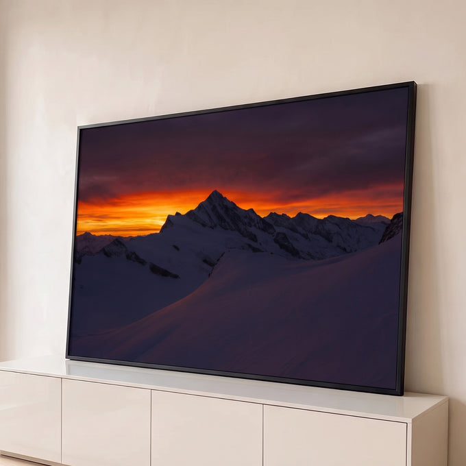 Quadro Decorativo Grande Pico Nevado para Sala Laranja | quadros decorativos para sala | pico de montanha nevado contra céu laranja intenso ao entardecer | Porao dos Quadros