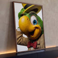 Papagaio verde de bico amarelo com chapéu, paletó bege e gravata vermelha em arte 3D, quadro decorativo
