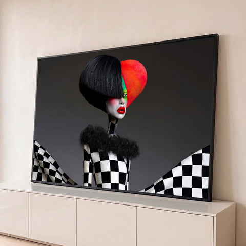 Mulher surreal com cabelo preto, coração vermelho e roupa xadrez em fundo cinza, quadro decorativo