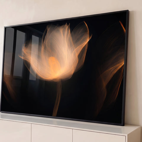 Tulipa etérea formada por linhas de luz laranja e dourada sobre fundo preto, quadro decorativo